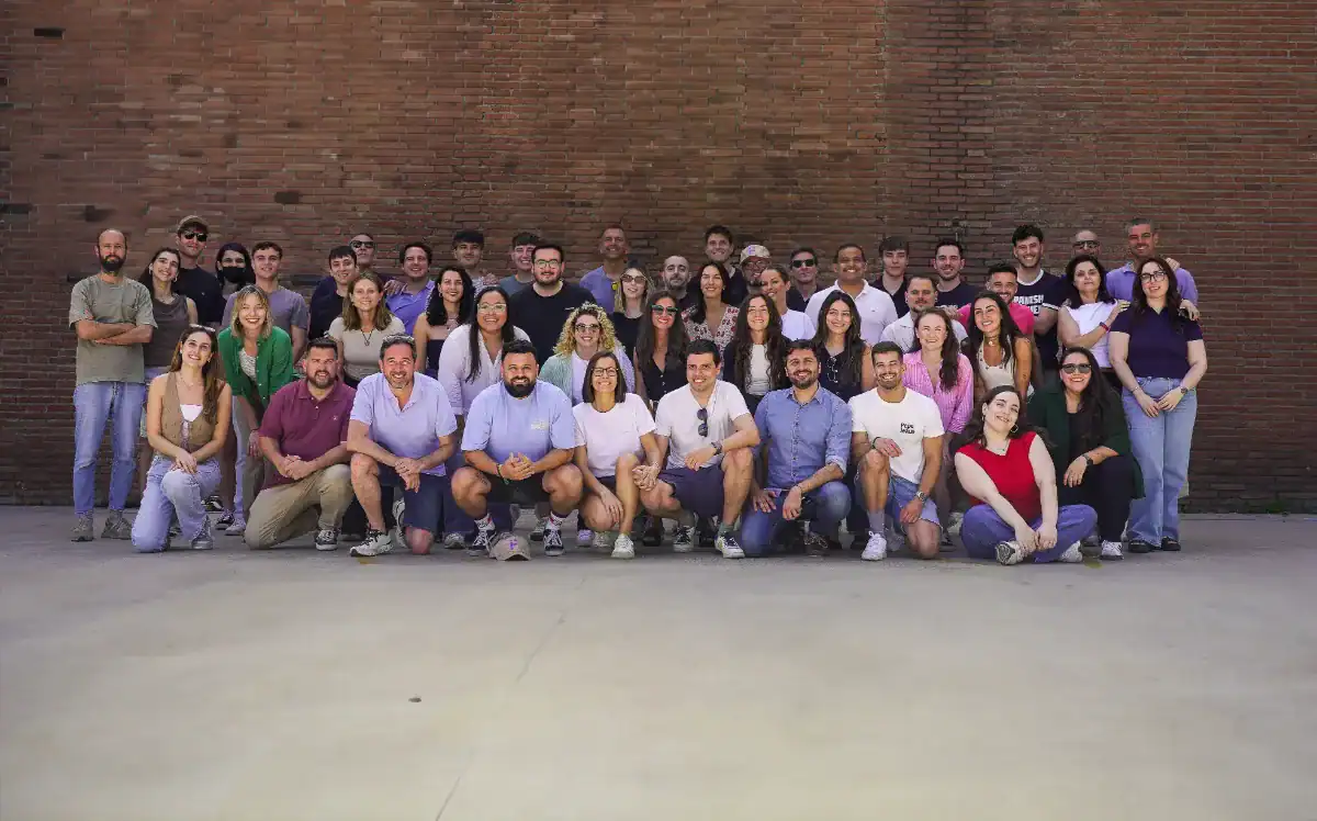 Miembros del equipo de Founderz posando juntos en un espacio exterior