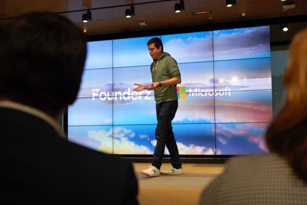 Pau en una presentación