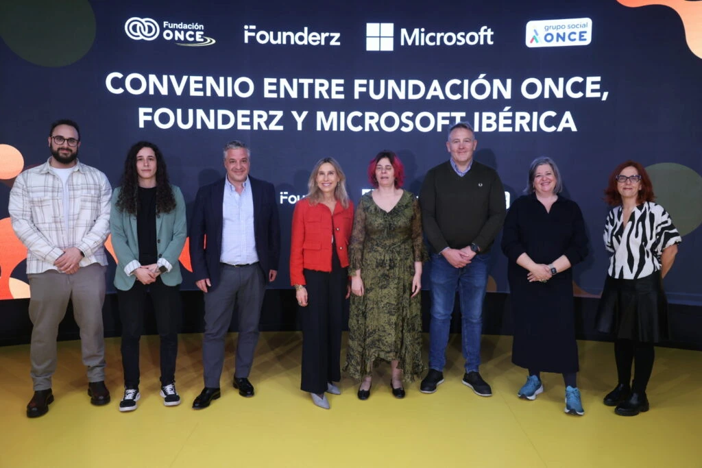 Formación en IA accesible: nuestra colaboración con Fundación ONCE y Microsoft 2 Representantes de Fundación ONCE, Founderz y Microsoft durante la presentación del programa de formación en IA accesible en Madrid.