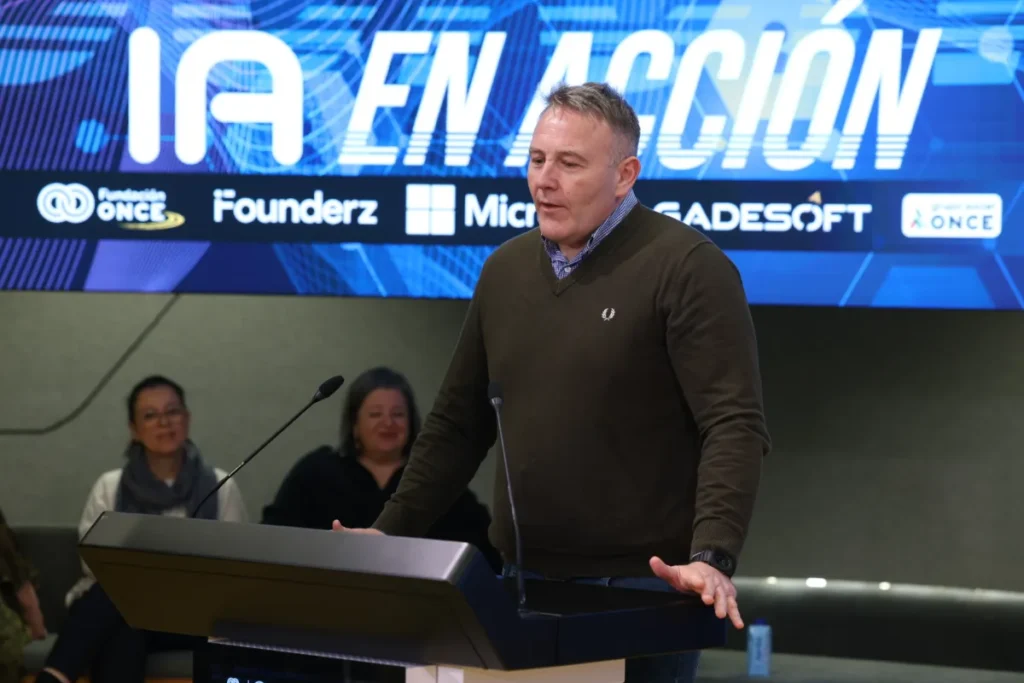 Representante de Founderz interviniendo en la presentación del programa de formación en IA accesible junto a Fundación ONCE y Microsoft.