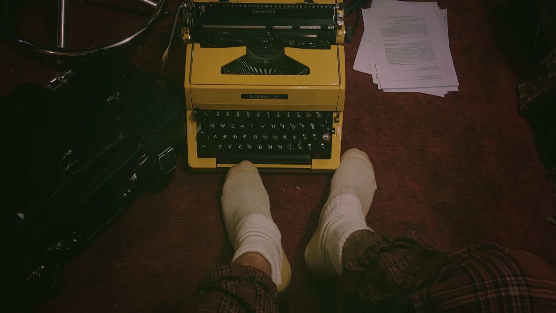 Profesional de copywriting rodeado de referencias visuales y textos creativos