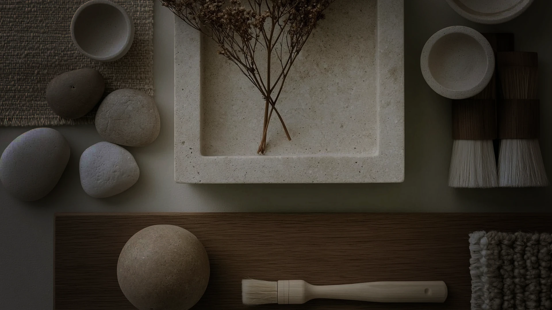 Composición de materiales y objetos de interiorismo sobre mesa de trabajo