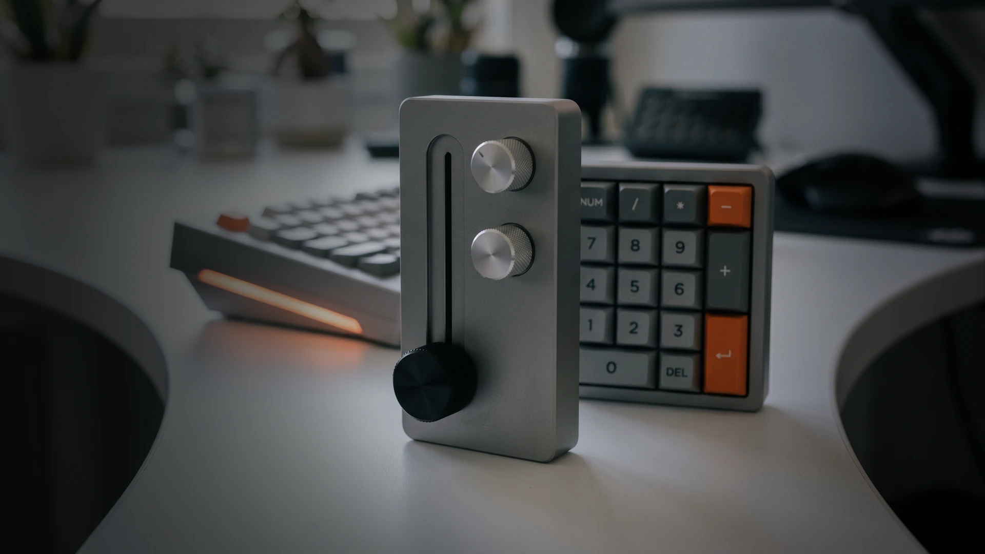 Dispositivo electrónico compacto con rueda de control junto a teclado numérico
